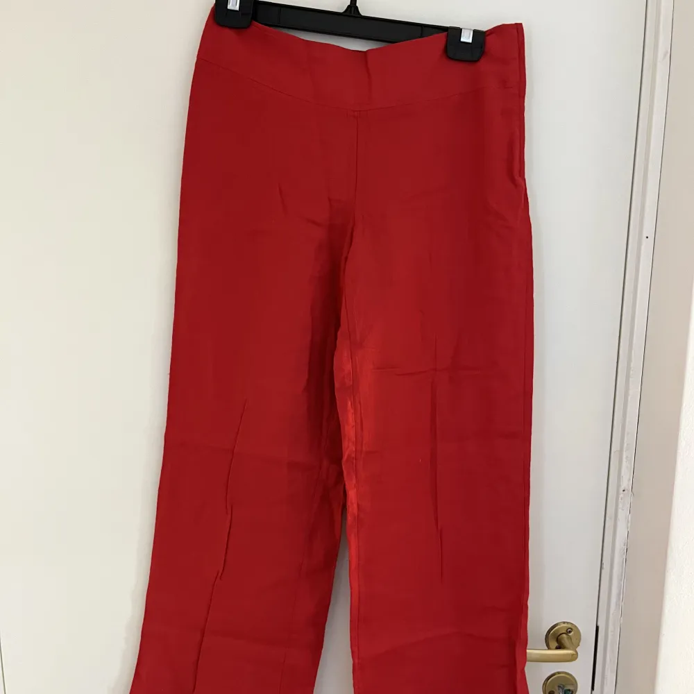 Röda lågmidjade linnebyxor i Storlek 36 från hm❣️. Jeans & Byxor.