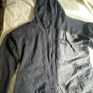 huvtröja  - En blå huvtröja utan dragkedja och med coolt tryck på ryggen. Står ingen storlek men jag upplever den som en M/L!