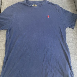 Polo ralph lauren t-shirt - Min gamla ralph lauren t-shirt som jag inte använt på jätte länge. Storleken är ganska liten så tänk på de.  Jag står för tvätt och strykning innan jag skickar iväg den.