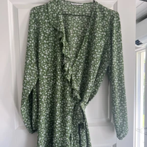 Klänning från only - I fint skick! Endast använd ett fåtal gånger 