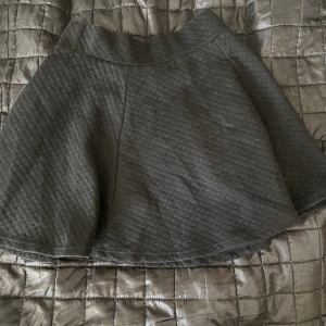 Kjol - Säljer denna svarta kjol med dragkedja bak från HM. Den är för liten för mig så jag hoppas den kan användas hos någon annan. Storlek XS, en fin kjol.