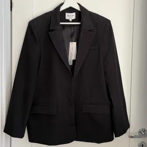 Kavaj - Aldrig använd svart kavaj, från Lisa & Lenas kollektion för NA-KD. Storlek S, ska vara oversized