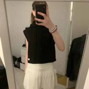 Tröja  - Superfin kortärmad tröja i hoodie material. Köpt från hm och är i storlek S💕