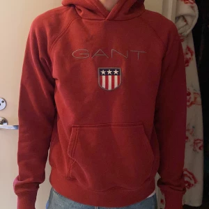 Gant hoddie  - Snygg och fräsch. Endast använd 1-2 gånger. Ett minimalt hål på baksidan syns på bild 3. Pris kan diskuteras