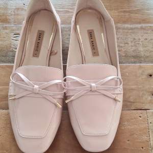 Supersöta loafers i en dusty rosa färg. Använda 2 gånger. Från Zara basic collection. Skorna är i superskick. Nypris ca 800. 