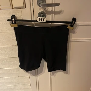 Cykelbyxor  - Perfekt o ha under kjolen i sommar dom hör är lite längre men man kan bara dra upp dom också. Det är inte i tränings material men går att träna i 