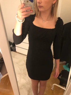 Svart Klänning - En skön svart klänning med snörning i ryggen! 💗