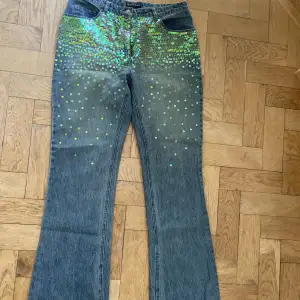 Det e jag på första bilden med jeansen! Super magiska bootcut Y2k jeans me paljetter köpta i berlin. Jag e en S å 165. Kolla mått: 37 cm midja tvärs över  78 cm innerbenslängd  Jag flyttar så rensar ut å har inte så mycket tid att ta bilder!