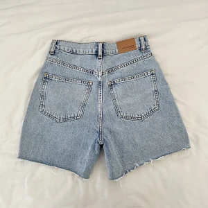 Jeansshorts ljusblå - Nyskick från Gina Tricot, storlek 34, midjemått 68cm, hela shortsens längd 40cm💓