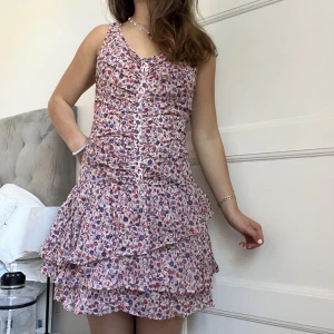 Klänning!  - Sång klänning som är tajtare upptill osen volanger längst ner!❤️