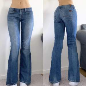 midja: 83 innerben: 78 🤍 lågmidjade 7 For All Mankind jeans sydda bootcut 🤍 jag är 171cm, stl S/36/28 🤍 läs POLICY & FRAKT (i gillade inlägg) innan du skriver 🤍 använd gärna ”köp nu” 🤍 