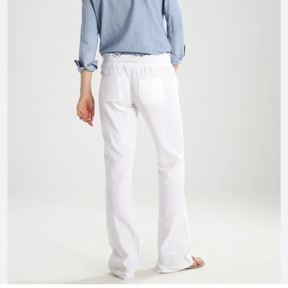 Vita linnebyxor från Roxy i storlek M.  Aldrig använda säljer pågrund av att de nt passa tyvärr 🌸. Jeans & Byxor.