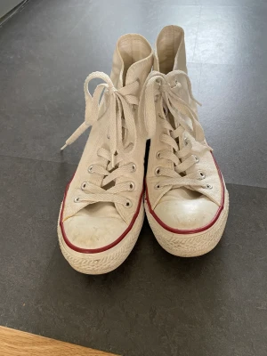 Vita Converse - Ett par äkta vita Converse i storlek 37,5.  Använda men fortfarande i bra skick🌸🤍 Köparen står för frakt 