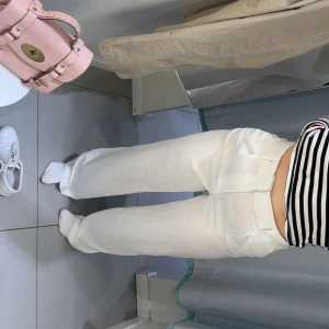 Linnebyxor  - Jättesnygga vita linnebyxor som liknar kostymbyxa framtill, perfekta till sommaren och om man vill vara lite mer uppklädd men samtidigt i linnebyxor. Skriv för fler bilder💕