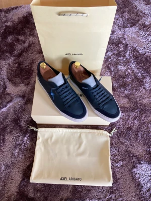 Axel arigato clean 90 triple  - Ett par riktigt schyssta arigatos. Väl omhändertagna bara använda i några veckor. Kvittot finns på Mail.