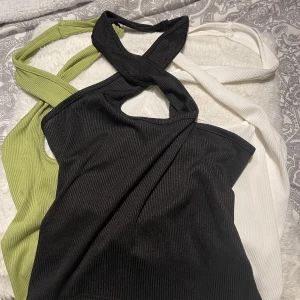 Tre söta sommar toppar - Tre söta sommar toppar i färgen svart, vit och grön. Är i storlekarna xs/s. Säljer alla tre för 150kr plus frakt. 