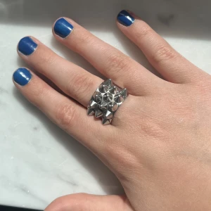 Edblad ring - Säljer den populära Edblad ringen med nitar!! Säljer för att den inte har kommit till andvändning på de senaste❤️❤️ storleken är S/16,80