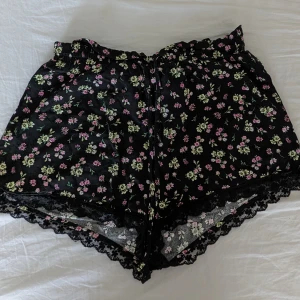 Blommiga shorts  - Säljer nu dessa supergulliga shorts då de inte kommer till användning, använda en gång!🩷🩷