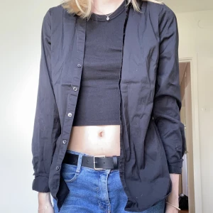 Svart skjorta - En basic svart nice skjorta från H&M, aldrig använd. 