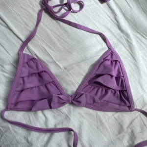 Bikini - Super fin bikini överdel med volanger! Står XL men jag tror den är köpt på en barnavdelning och passar mig som vanligtvis har XS 