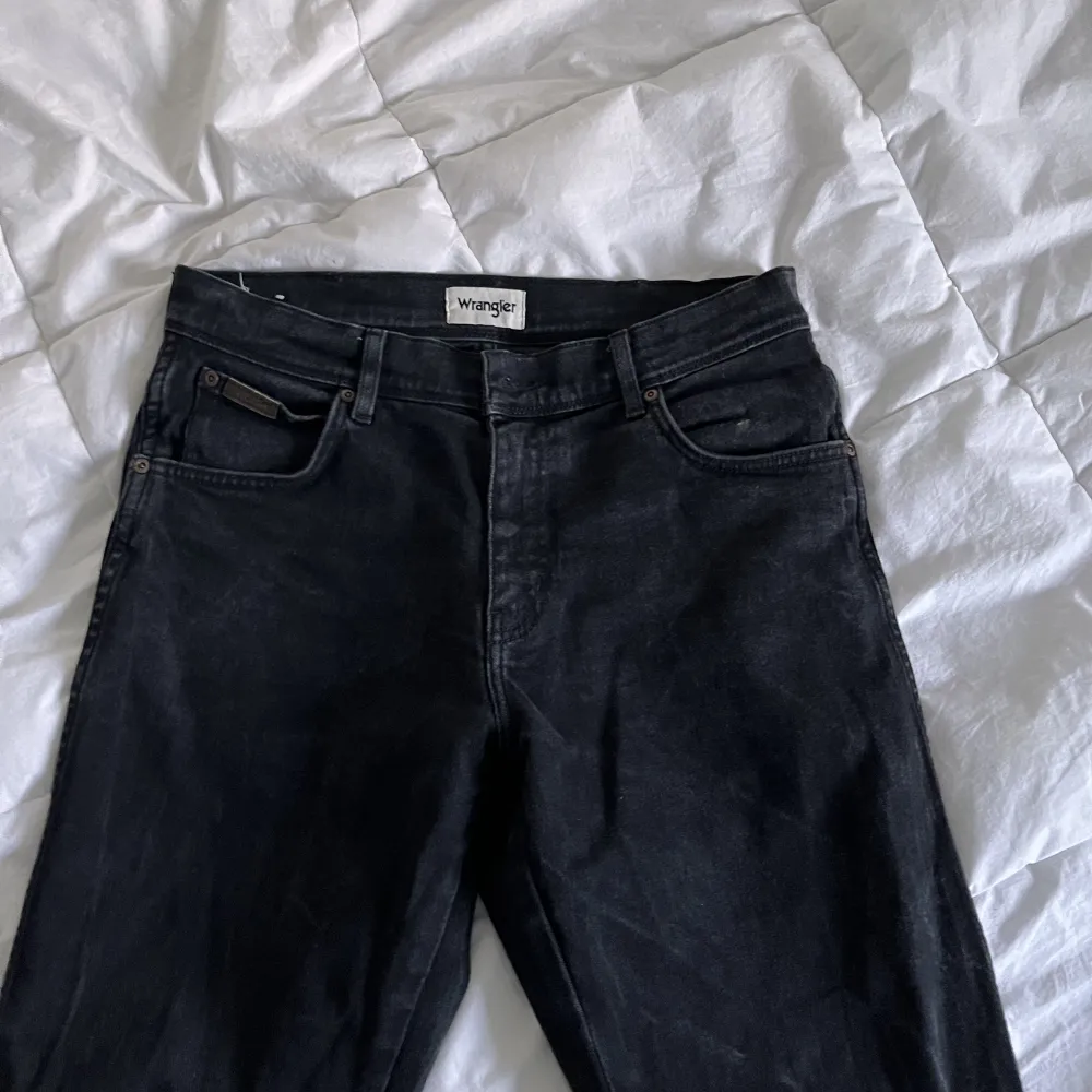 Wrangler jeans svarta dunder bekväma knappt använda. Jeans & Byxor.