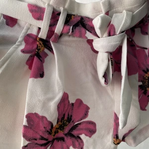 Shorts - Short helt nya stl 36 i vit/rosa
