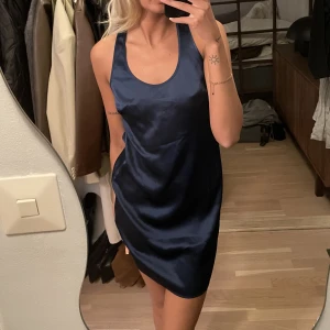 Klänning - Knappt använd, jättefin klänning i satin