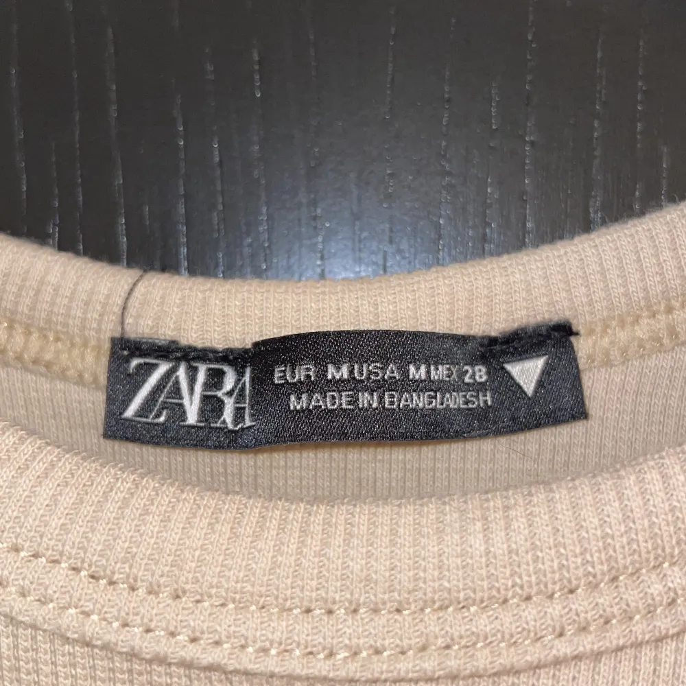 Jätte gulligt beiget linne från Zara, verkligen perfekt nu till sommaren😊🤩 Köparen står för frakten❤️. Toppar.
