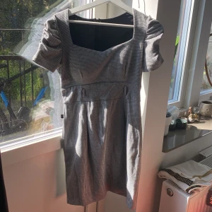 Klänning  - Bomullsklänning med rutig mönster, inte genomskinlig, använt en enda gång 