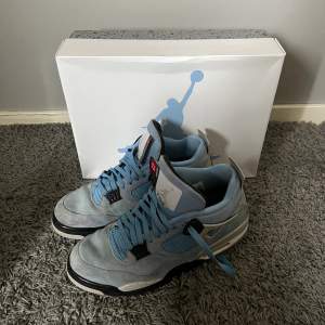 Jordan 4 unc blue  Skick 7/10 Box och online kvitto finns  Perfekta skorna nu för sommaren som passar till allt! Skriv vid intresse