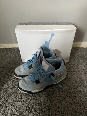 Jordan 4 unc blue  Skick 7/10 Box och online kvitto finns  Perfekta skorna nu för sommaren som passar till allt! Skriv vid intresse