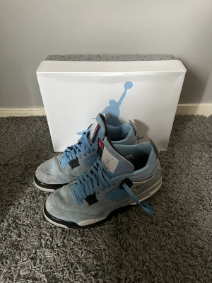 Jordan 4 UNC blue - Jordan 4 unc blue  Skick 7/10 Box och online kvitto finns  Perfekta skorna nu för sommaren som passar till allt! Skriv vid intresse