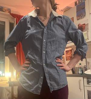superfin blå skjorta med vit krage. storlek s unisex. 