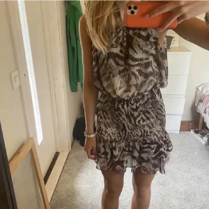Klänning zara XS - Klänning från zara, köpt i somras strl XS Första bilden är lånad  