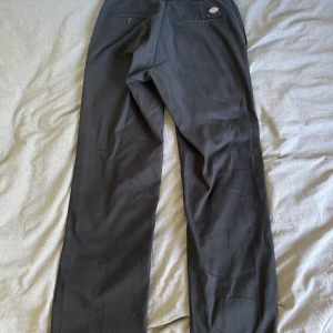 Dickies Byxor 874 - Dickies Byxor i storlek 32/34 som sitter perfekt! Byxorna är i gott skick.