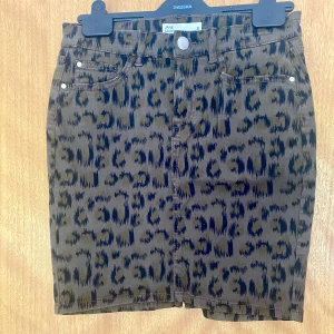 Leopard Kjol - En knappt använd minikjol med leopardmönster. Hittad på emmaus men aldrig använd av mig. Den är en varmare brun i verkligheten