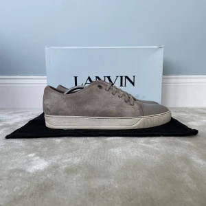 Lanvin skor 42-43 - Säljer dessa super snygga Lanvin skor i storleken UK 8 vilket motsvarar 42-43 | Skick: 8/10 | Allt og ingår | Nypris: 4300 kr | Mitt pris: 1500 kr | Hör av er vid minsta fråga eller fundering :)