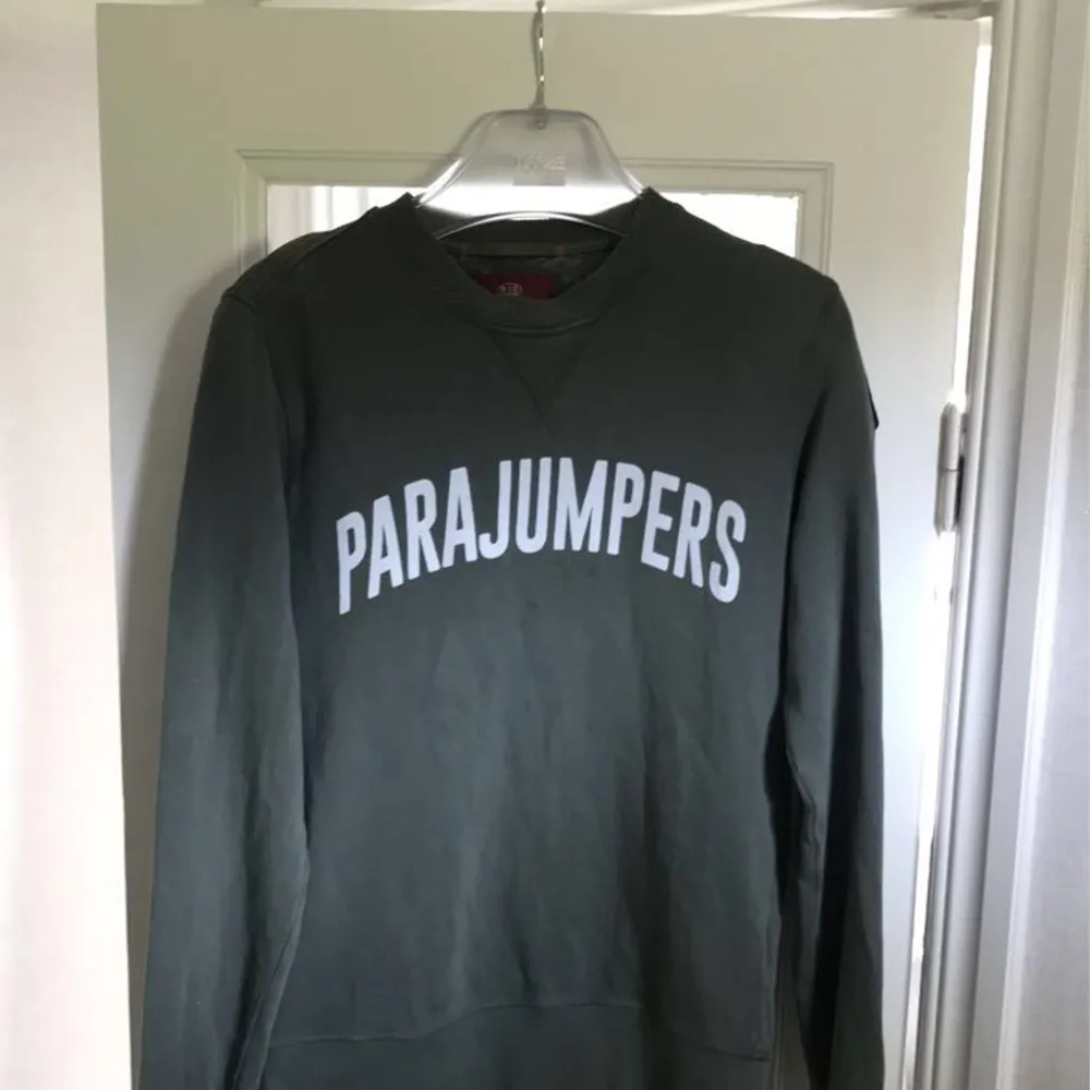 Tja, säljer min parajumper sweatshirt i strl xs. Tröjan är i fint skick, inga hål eller defekter. Kan eventuellt gå ner i pris vid snabb affär. Dm för fler bilder.. Tröjor & Koftor.