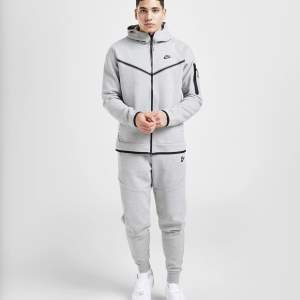 Säljer hela mitt gråa Nike tech, då det tyvärr inte kommer till användning. Tröjan är i storlek M och byxorna är i storlek xs. Båda plaggen passar mig som är storlek S och 1,68 cm lång. Det har inget slitage. Båda plaggen är köpta för 2100 💗
