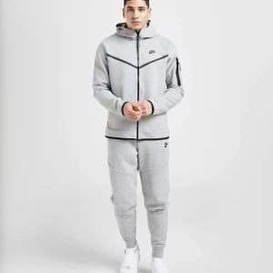 Grått Nike tech  - Säljer hela mitt gråa Nike tech, då det tyvärr inte kommer till användning. Tröjan är i storlek M och byxorna är i storlek xs. Båda plaggen passar mig som är storlek S och 1,68 cm lång. Det har inget slitage. Båda plaggen är köpta för 2100 💗