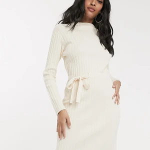 Helt ny vit klänning!  - Jätte snygg klänning från Fashion Union med etiketten kvar! I färgen Oatmeal, ribbad midiklänning.