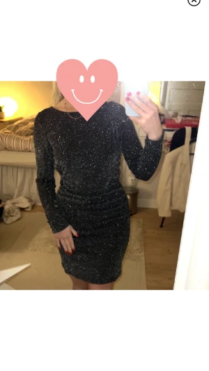Svart klänning - Säljer vidare en klänning jag köpte här på plick som tyvärr aldrig kom till användning, bilderna är lånade från förra personen men sista är min🫶❤️ från hm men finns inte längre kvar✨