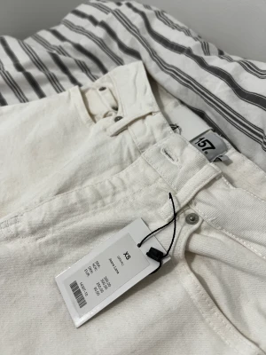 Lager 157 vita jeans ”lane” - Vita raka jeans från Lager 157 Oanvända med prislapp kvar!