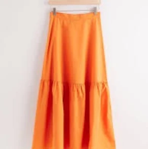 Orange Volangkjol - Orange volangkjol från Lindex 🧡 så fin och somrig! Endast använd vid 1-2 tillfällen så i princip nyskick! 