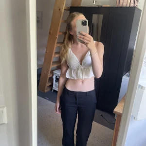 Vit topp - superfin och somrig blus/topp från bikbok, endast använd fåtal gånger.