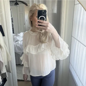 blus - så himla fin blus, i nyskick (helt oanvänd)! kommer ej till användning därav säljer jag den💓💓färgen är ljus ljus rosa och sen passar stl s/m