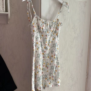 Klänning  - Jättefin sommarklänning från HM i storlek Xs.
