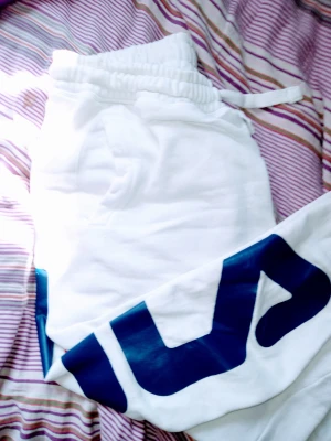 Fila byxa nya !!!!! Adidas skor nya nyskick iaf .  - Nyköpta Fila byxor kollar intresse bara faktiskt,? Och dessa vita är fina med fickor ovanliga resår i midjan står M på men passar L xl med tajta på !!:-))) Adidas skorna super fina så sköna för ryggen måste ja säga! Dock var dem f små f mig annars HADEja 