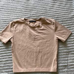 Brun/beige t-shirt från zara.  Tight  Hyfsat kort  Tror den är inköpt för ca 130 kr 