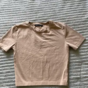 Brun/beige t-shirt från zara.  Tight  Hyfsat kort  Tror den är inköpt för ca 130 kr 
